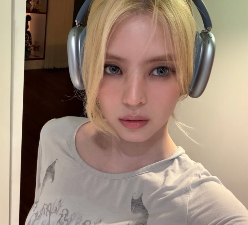 금발보다 헤드폰이 더 눈에 띄네.. 한소희 요즘 Y2K 패션