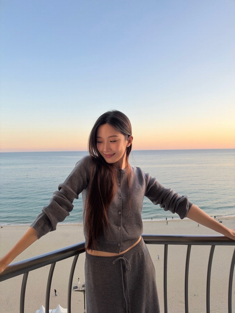문가영 부산 여행룩, 차콜 니트 셋업은 레이지지였네
