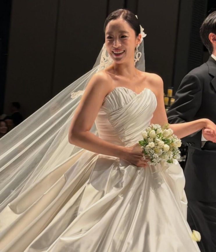 <b>결혼</b> 준비 기간은 한 달, 드레스 투어는 생략, <b>결혼식</b> 다음 날은 오....
