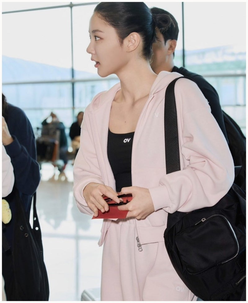 딸기우유 vs 필라테스복.. 댓글 둘로 쪼개진 김유정 출국길