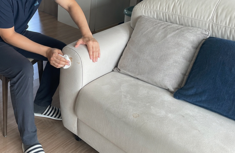 천소파에 물티슈, 얼룩 닦기 전 확인할 기준
