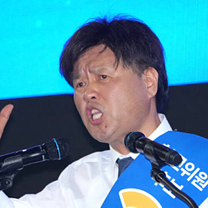 김용, 추미애 공개 비판..민주당 지지율 하락 책임론