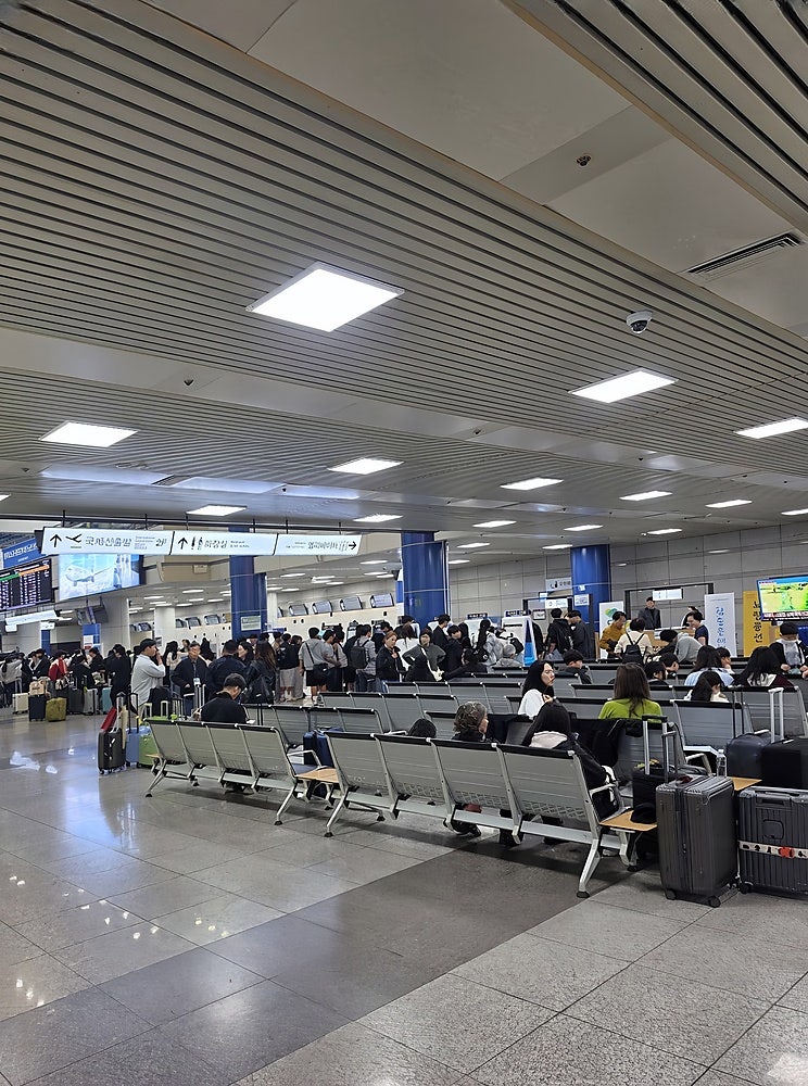청주공항주차장에 하이브리드 차량을 맡기기 전, 충전 필요 여부와 주차 위치를 확인하는 방....