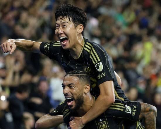 경기 초반 밟히고 쓰러졌던 손흥민… 결국 1골-2도움 터뜨리며 MLS 단독 1위 올라선 반전