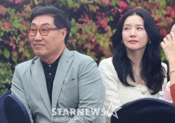 <b>이영애</b>, 75세 남편 <b>정호영</b>과 다정한 나들이 포착…<b>시상식</b> 동반 참석....