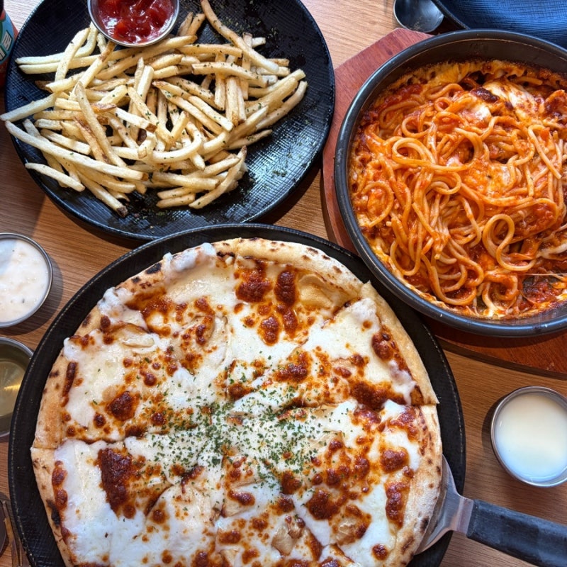 경주 황남동 황리단길 이사부피자 : 자연치즈 임실치즈 치즈폭포 라구 토마토 스파게티 감자....