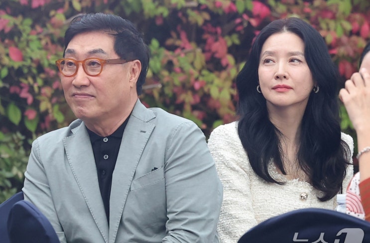 "75세 맞아? 40대인 줄"…'55세' <b>이영애</b>, '20살 연상' 남편 <b>정호영</b>과 시....