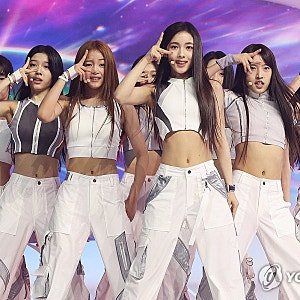 “데뷔 29시간 만에 1위…” 이수만이 SM 떠나 만든 걸그룹, 시작부터 기록 깼다
