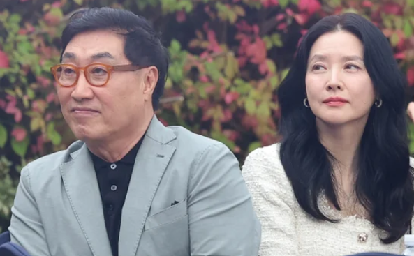 공식 석상서 포착된 <b>이영애</b>, 75세 남편과 다정한 모습에 시선 쏠린 ....