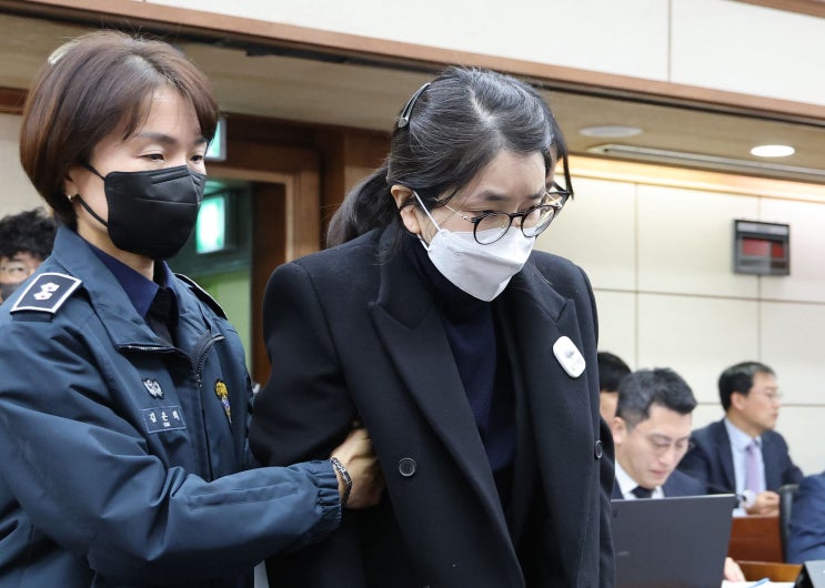 [속보] <b>특검</b>, 대법원에 김건희 추가 <b>구속영장</b> 발부 <b>요청</b>···“이달....