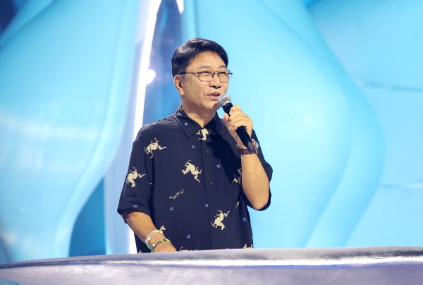 이수만 3년 만에 복귀했다더니, 걸그룹 데뷔 하루 만에 결국 논란 터졌다