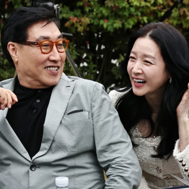 <b>이영애</b>, 75세 남편과 공식 석상 동반 포착…알고 보니 다정한 눈빛까....