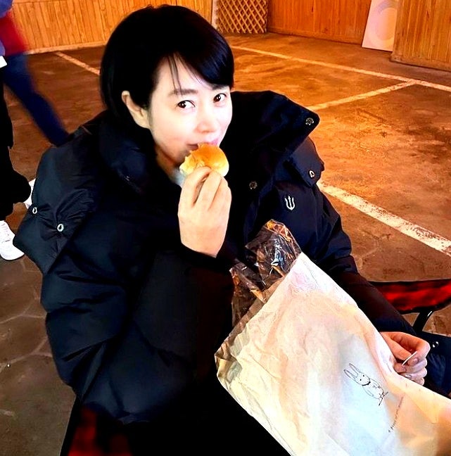 "언니 대학생 같으세요" 이정현도 감탄한 김혜수, 캡모자 여행 근황 '최강동안'