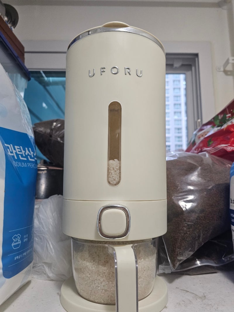 위생적인 쌀 보관통 UFORU 원터치 버튼 하나로 편리하게 사용할수 있는 쌀 담는 통 유포유 2년....