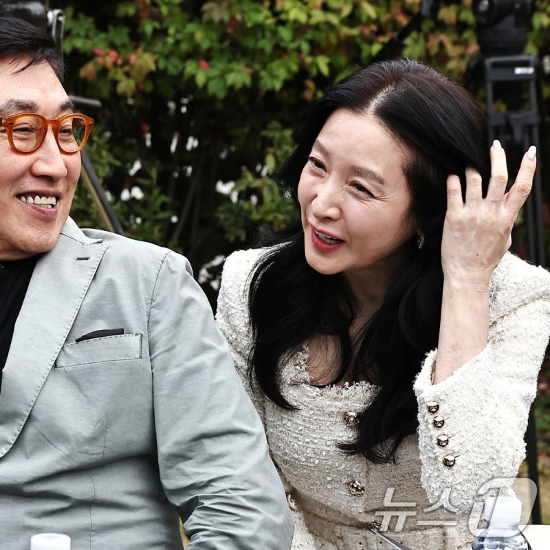 이영애와 20살 나이차 극복하더니... 공식석상 나란히 나타난 75세 남편의 정체