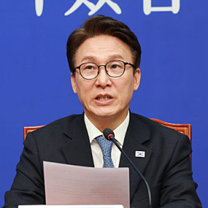 [속보] 김민석, 강훈식 서울시장 출마설에 폭탄 발언? “무엇이든 가능” 수첩 속 5명까지 재....