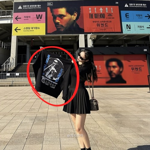 나는솔로 21기 옥순, 위켄드 콘서트장 올블랙 등장...손에 든 검은 옷 정체