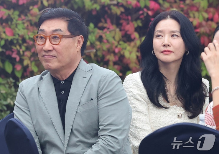 <b>이영애</b>·<b>정호영</b>, 아름다운예술상 참석, 75세 남편과 함께한 동안 부....