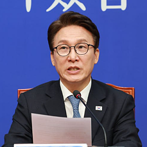 [속보] 김민석, 강훈식 서울시장 출마설에 뜻밖의 답변…“무엇이든 가능” 후보군 수첩까지....