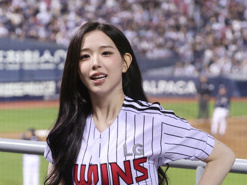 "시구하고 칼퇴할 줄 알았는데.." 김채연, LG 응원단상서 3전 3승