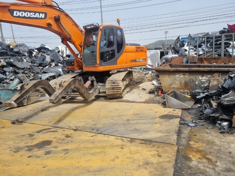 수원출장용접 자동차 폐차장 굴삭기 붐대 크랙 산소절단으로 v자로파고 알곤용접 보수 (수원....