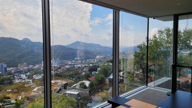 [영롱한 물방울의 작가 김창열 화가의 집] 평창동과 부암동 산세를 가득 담은 곳