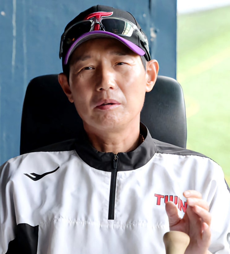 [<b>LG</b> 트윈스] 대타 대기 오지환 vs 대주자 이영빈… 염경엽 감독의 머....