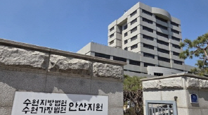 생후 8개월 아들 리모컨으로 때려 숨지게 한 친모 징역 12년…법원 “살해 고의 인정 어렵지....