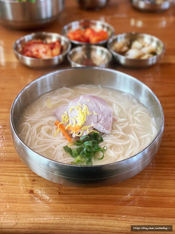 [제주 공항근처 맛집] 먹돌고기국수 - 베지근한 국물 한 숟가락에 다시 떠오른 제주 고기국수....
