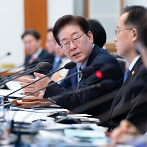 “대통령에 ‘아닙니다’ 하기 어려워”…장관 10여 명, 국무회의 생중계 축소 건의