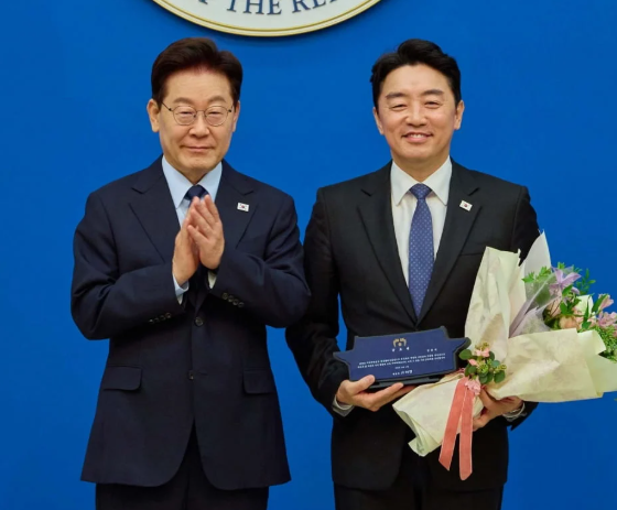 “고생 많았다”…이재명, 강훈식에 공로패 건네고 임광현에 임명장