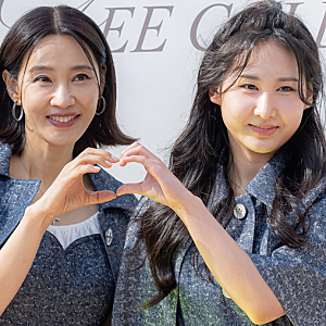 홀로 키운 23세 딸과 처음 나란히 선 오현경, 10년 유학 뒷바라지 끝에 울컥했다던 이유 봤더....