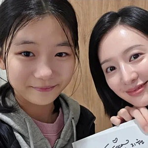 배우 유나, 김지원과 활짝 웃었다…“계수정 선생님, 주희에게 용기를 주셔서 감사해요”