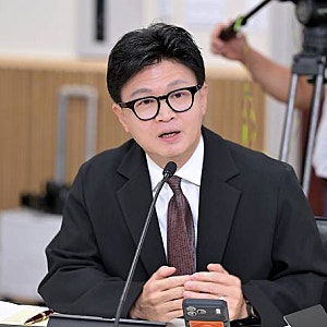 조국, 한동훈 딸 ‘2만 시간 봉사 의혹’ 특검 촉구...하루 8시간 10년 해야, 초능력자인가?