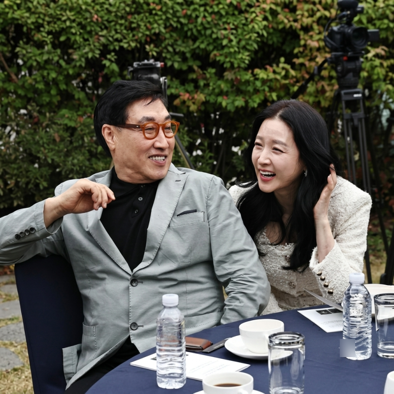 '이것이 130살 패션이다' 20살 차이 이영애 부부, 시상식서 눈길 사로잡은 진짜 이유 (+남편 정....