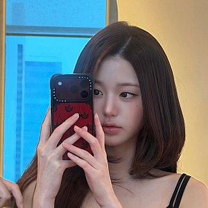 장원영 패션정보, 네이비 미니 원피스가 더 세련돼 보이는 이유