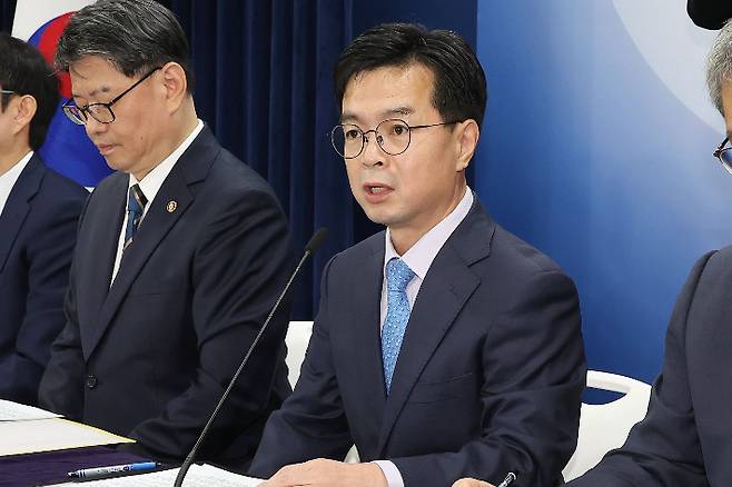 금융위 <b>부위원장</b>에 <b>신진창</b> 사무처장 승진 임명, <b>신진창</b> 프로필
