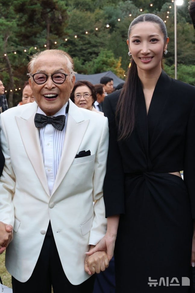 이재 샘킴, 외조부 백수연 방문.. 결혼을 앞둔 이재와 샘 킴이 동반 참석한 백수연 현장과 제1....