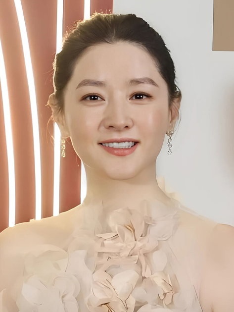 <b>이영애</b>, 75세 남편 <b>정호영</b>과 제16회 아름다운예술인상 동반 참석