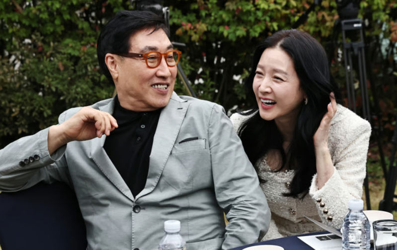 배우 이영애, 75세 남편과 동반 나들이 포착… 알고 보니 더욱 다정한 부부의 근황