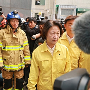 추미애 '소방 재정 빨대' 발언 논란, 부천 화재 현장에서도 사과는 없었다