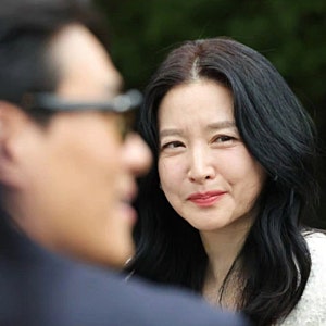 “또 나이는 나만 먹었지...” 55세 이영애, 남편과 나들이서 여전한 미모
