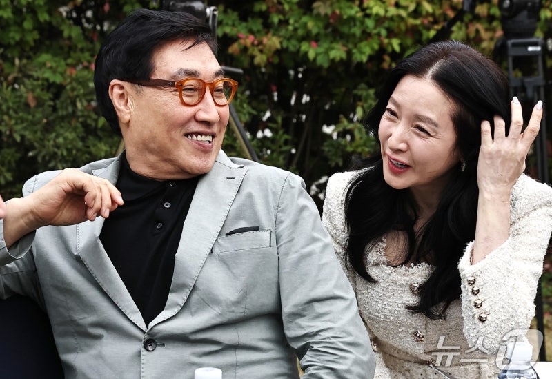 이영애, 20세 연상 남편 정호영과 공식석상 참석... 제16회 아름다운예술인상 현장