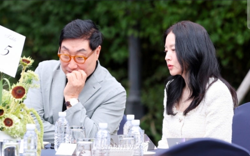 이영애 남편과 나란히 등장, 사람들을 놀라게 한 의외의 남편 나이?