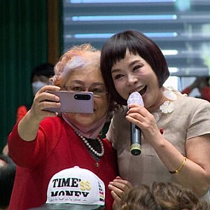 [대박] 현숙, 돌아가신 어머니 이불 밑에서 발견한 3,800만 원... "전액 기부" 소름 돋는 사연!