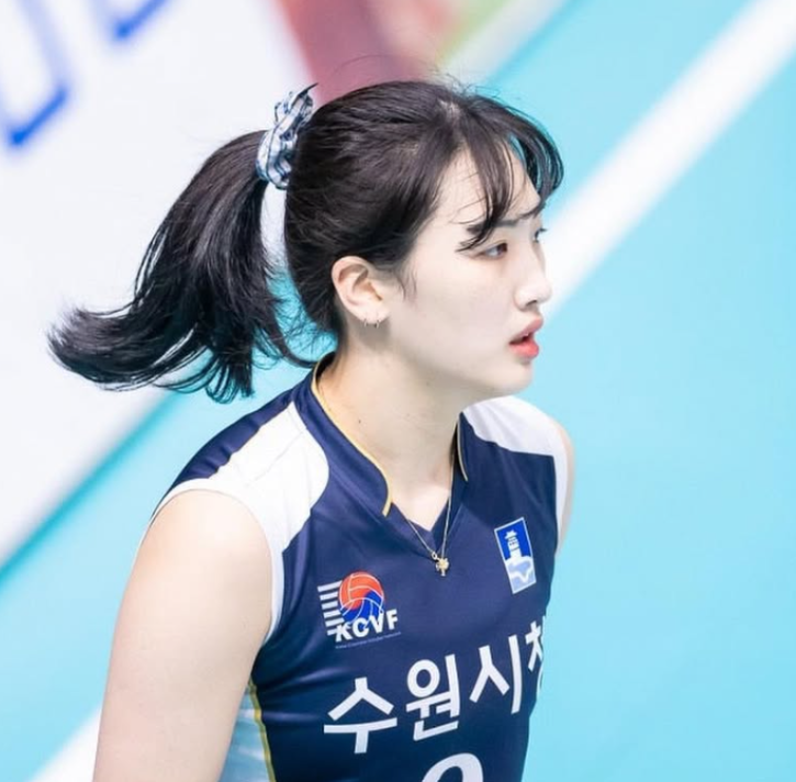 '실업리그의 여왕'이라더니…'배구황제' 김연경 앞에서 결국 엄격모....