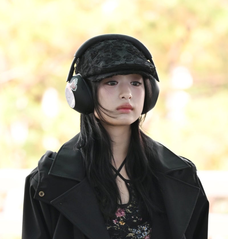 아현 공항패션, 블랙 롱코트 속 꽃무늬 원피스에 헤드폰까지…베이비몬스터 자카르타 출국....