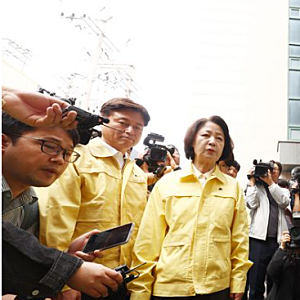 추미애 "소방은 골치 아픈 재정 빨대" 빨대 발언 논란… 양대 노총 소방노조 "목숨 바쳐 헌신....