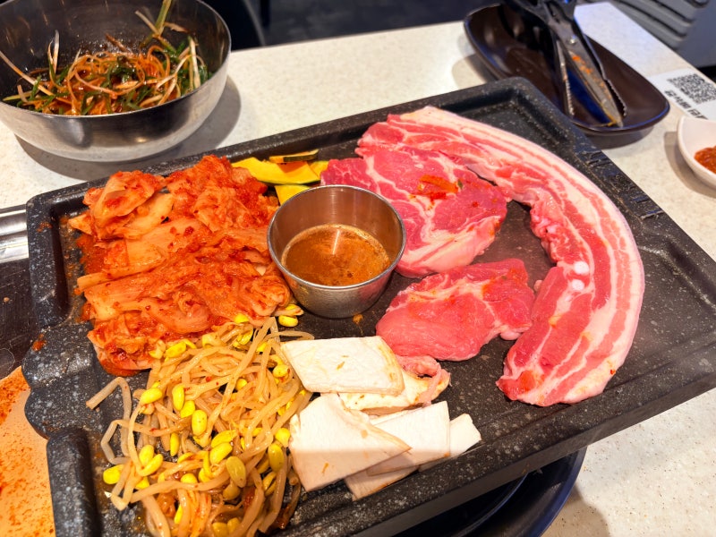 [강남/신논현]강남역 뒷골목에서 찾은 고기 맛집! 야장 감성에 서비스까지 푸짐한 제주흑다....