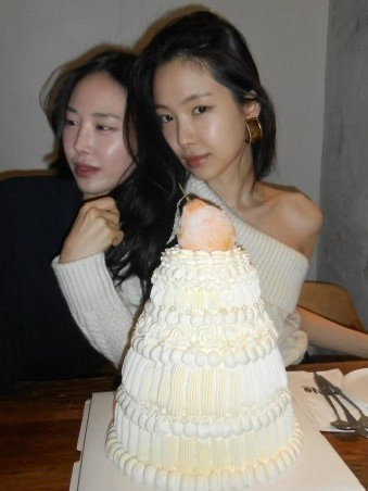 손나은 모친상 비보…<b>프로</b>골퍼 동생 <b>손새은</b>과 함께 빈소 지키는 중